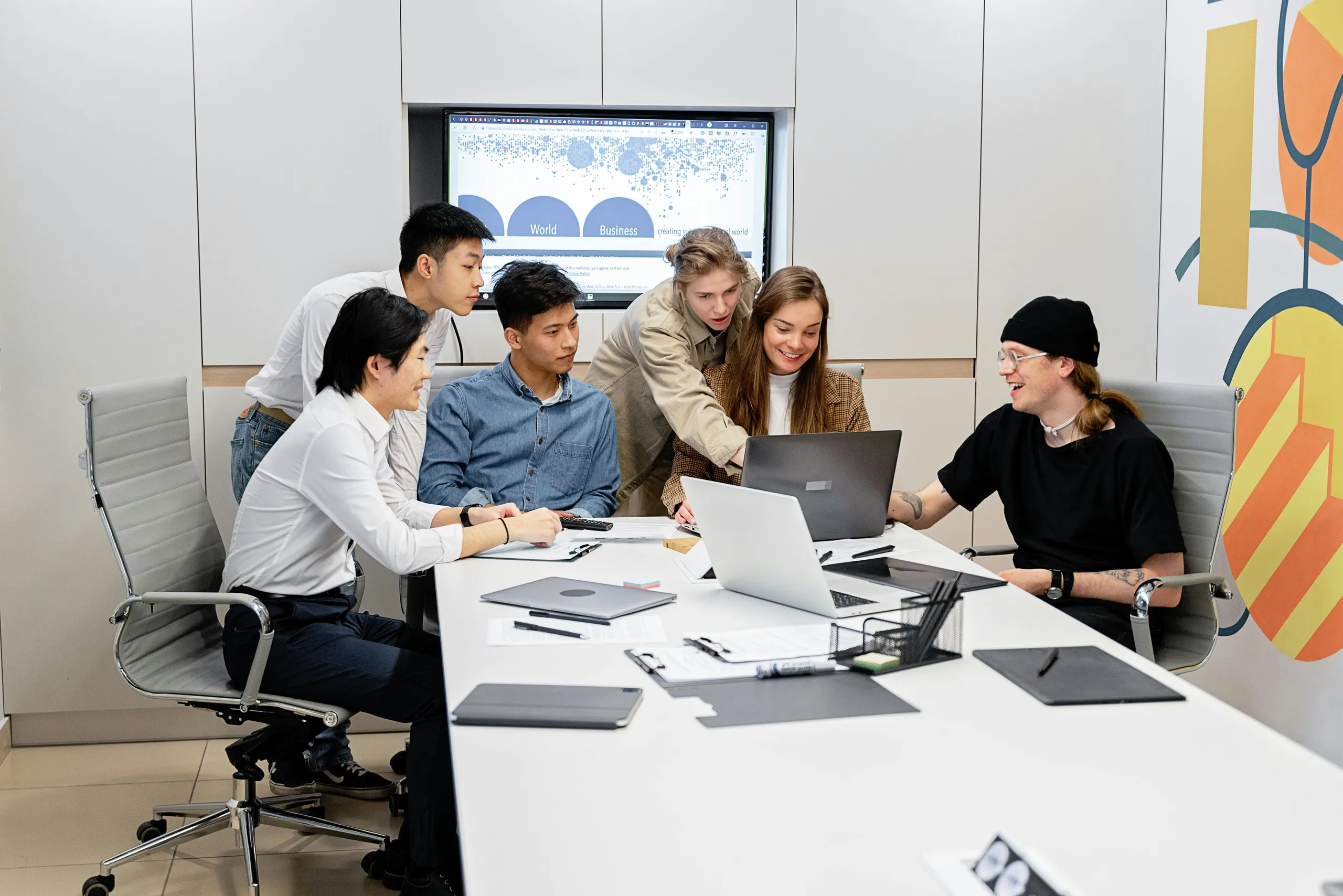 Equipe de negócios trabalhando com internet rápida